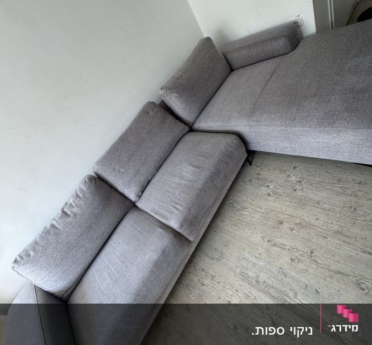 ספת בד אפורה ומורכבת נקייה לאחר טיפול ניקוי